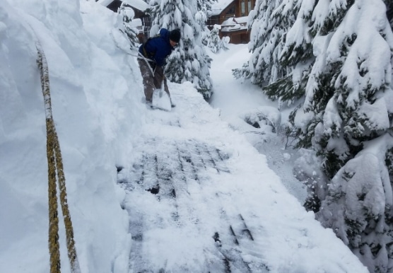 Snowy roof in Nevada in need of snow removal